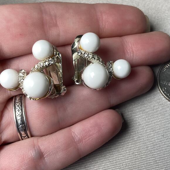 Signed Vintage MARVELLA White Stone with Rhinestones Clip On Earrings - Picture 2 of 4